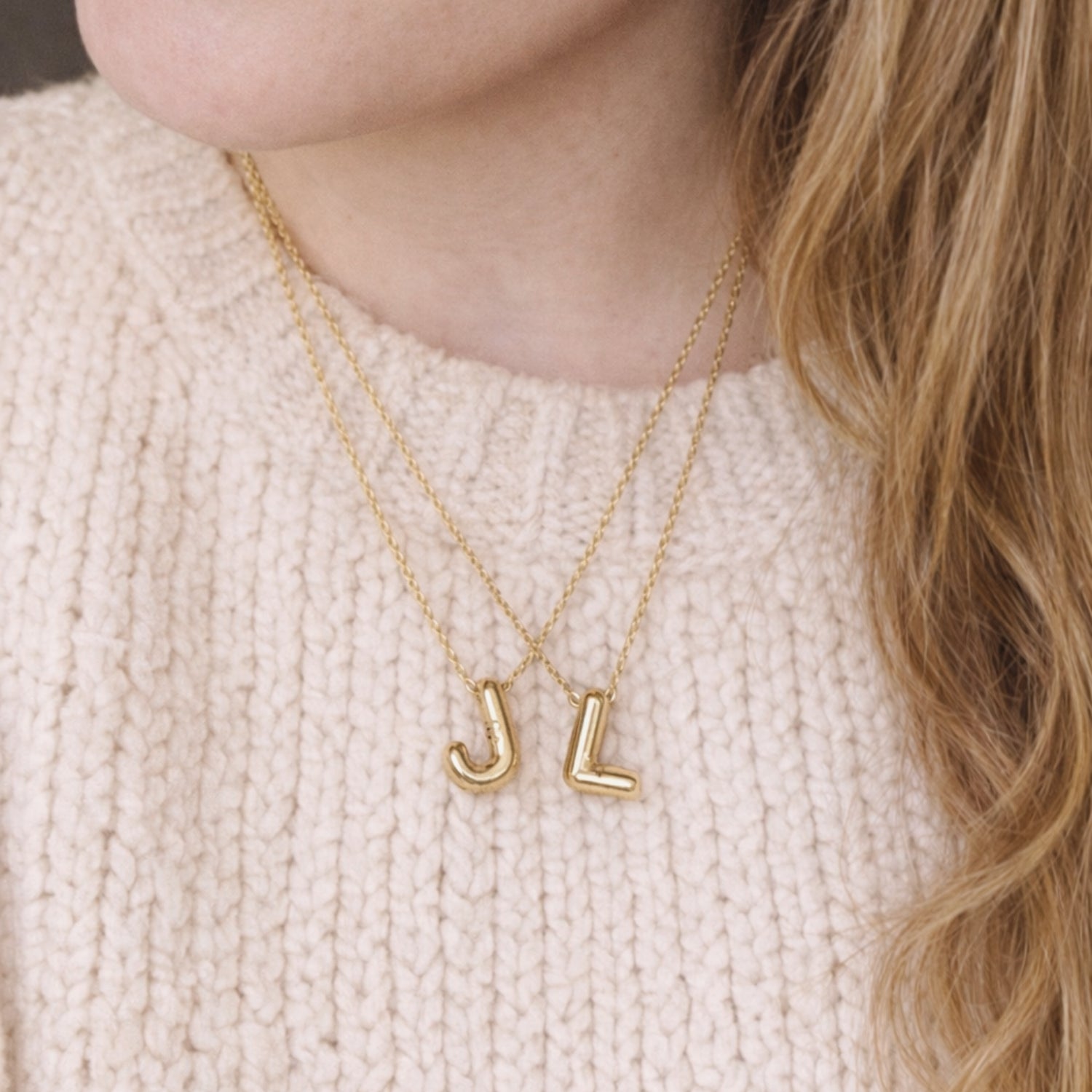 Seyso Initial Glow ketting met goudkleurige initial hanger van stainless steel, minimalistisch en waterproof