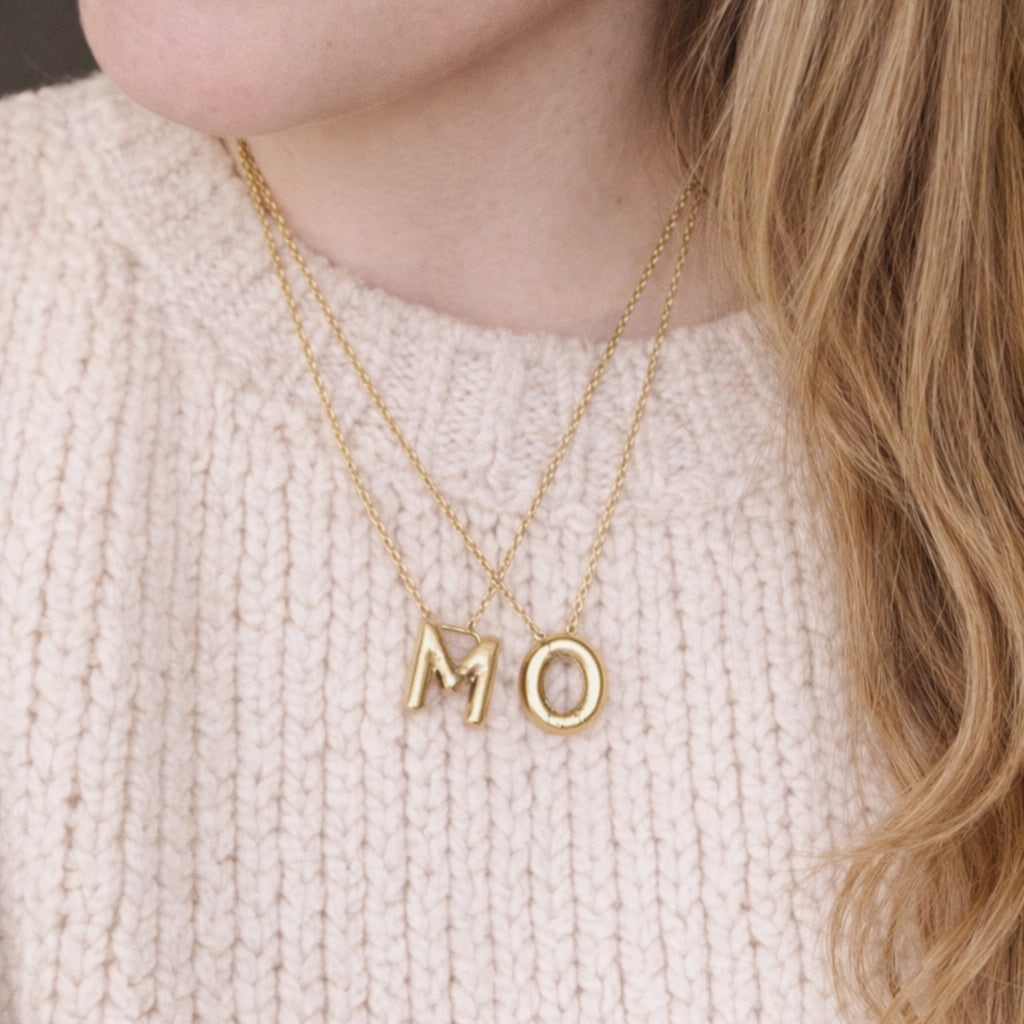 Seyso Initial Glow ketting met goudkleurige initial hanger van stainless steel, minimalistisch en waterproof