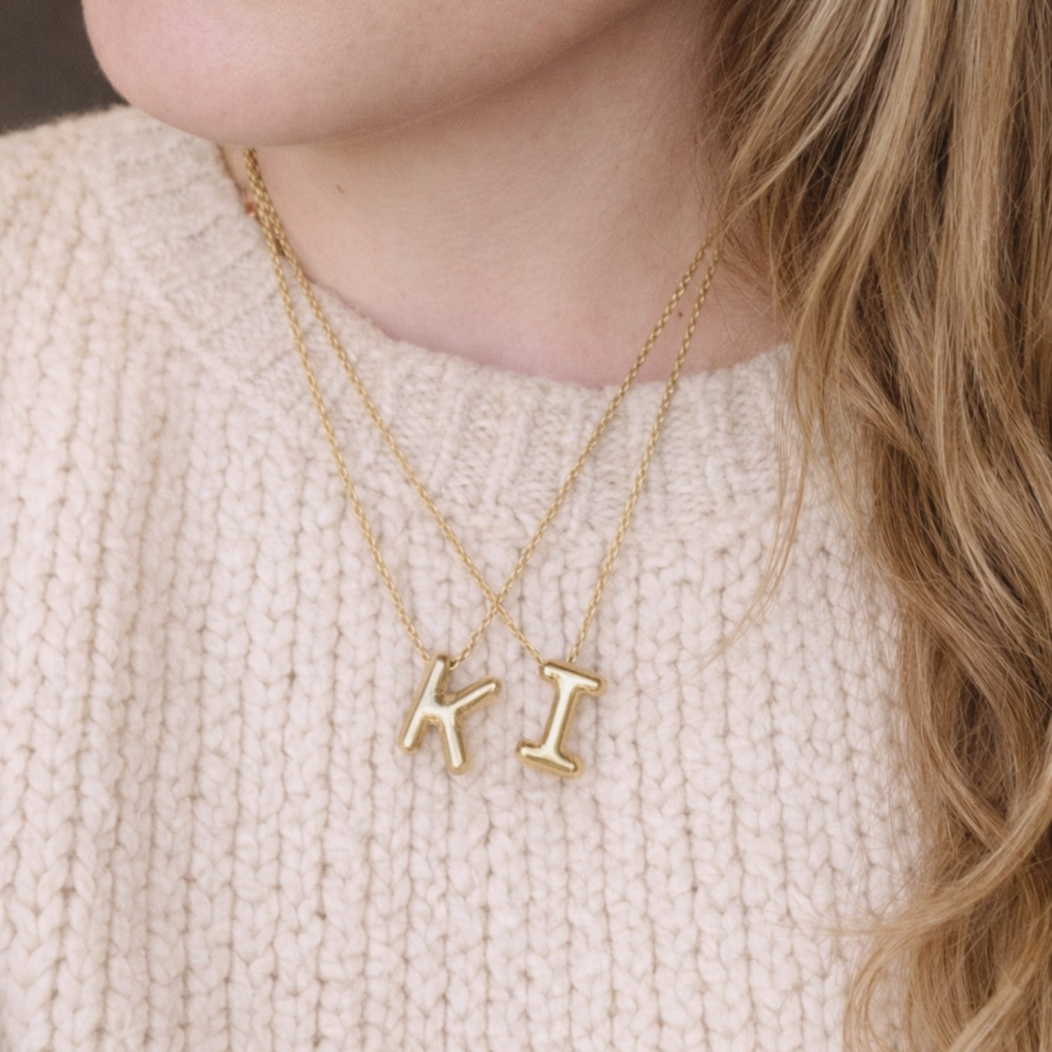 Seyso Initial Glow ketting met goudkleurige initial hanger van stainless steel, minimalistisch en waterproof