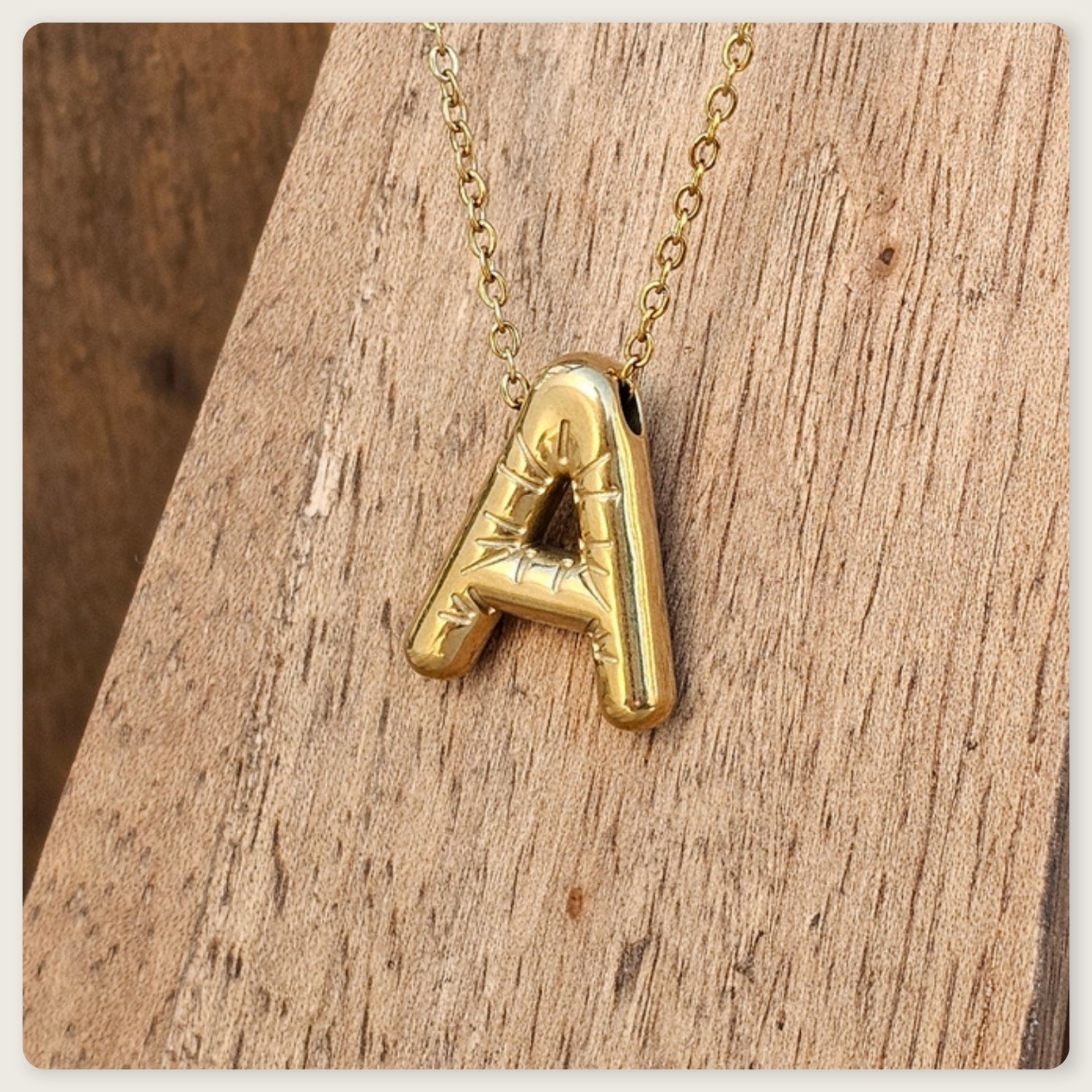 Seyso Initial Glow ketting met goudkleurige initial hanger van stainless steel, minimalistisch en waterproof