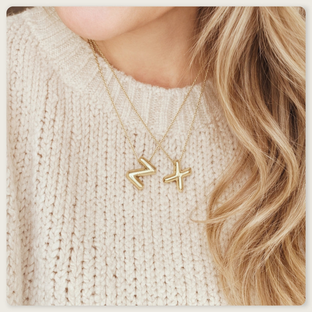 Seyso Initial Glow ketting met goudkleurige initial hanger van stainless steel, minimalistisch en waterproof