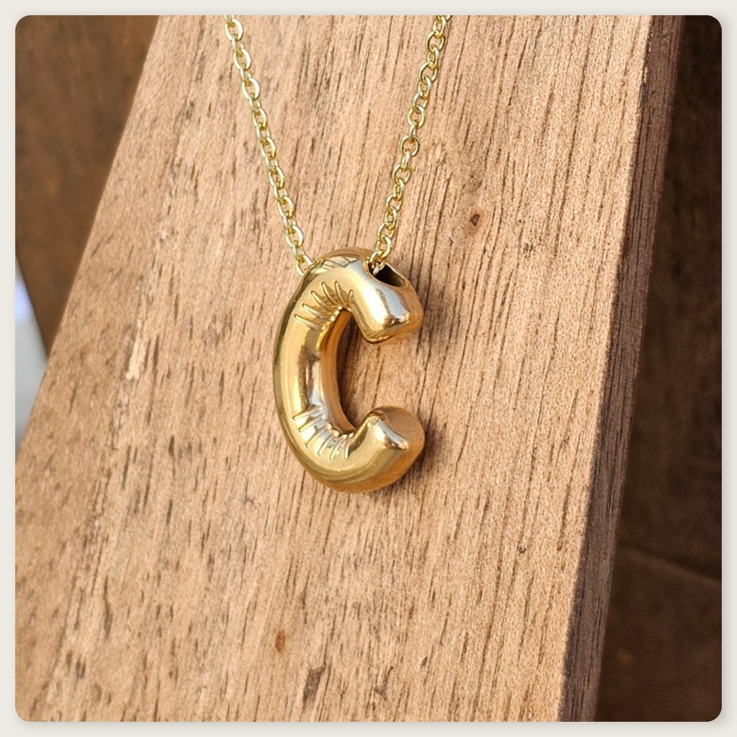 Seyso Initial Glow ketting met goudkleurige initial hanger van stainless steel, minimalistisch en waterproof