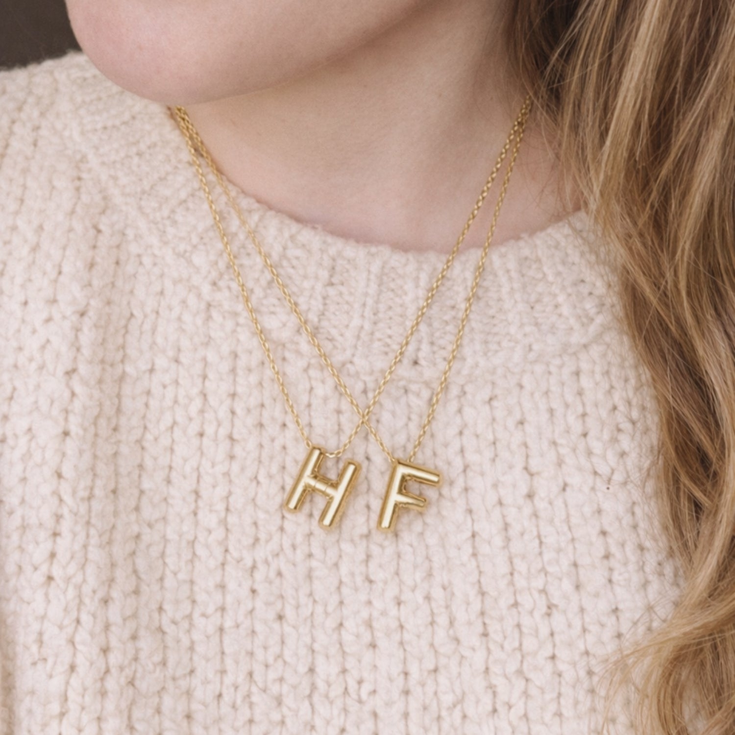 Seyso Initial Glow ketting met goudkleurige initial hanger van stainless steel, minimalistisch en waterproof