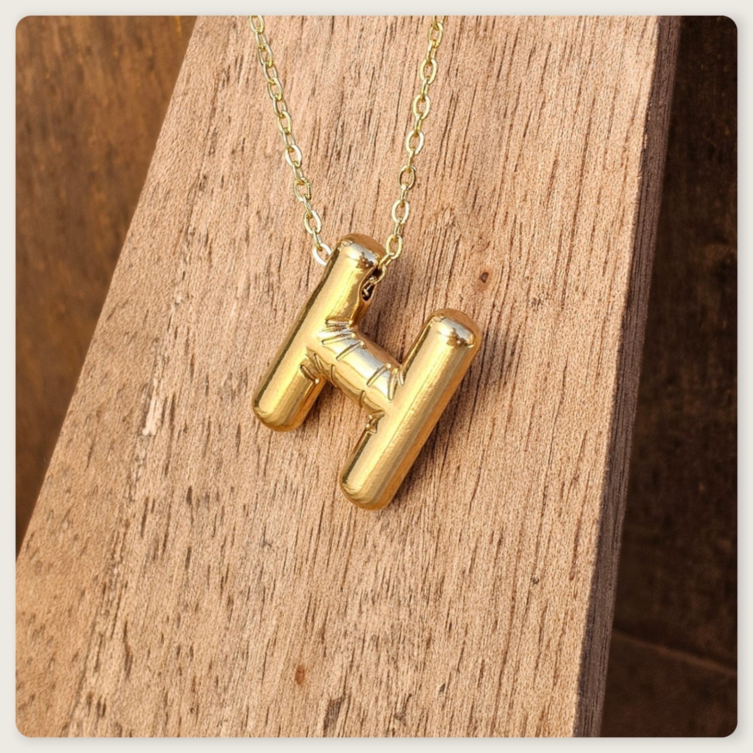 Seyso Initial Glow ketting met goudkleurige initial hanger van stainless steel, minimalistisch en waterproof