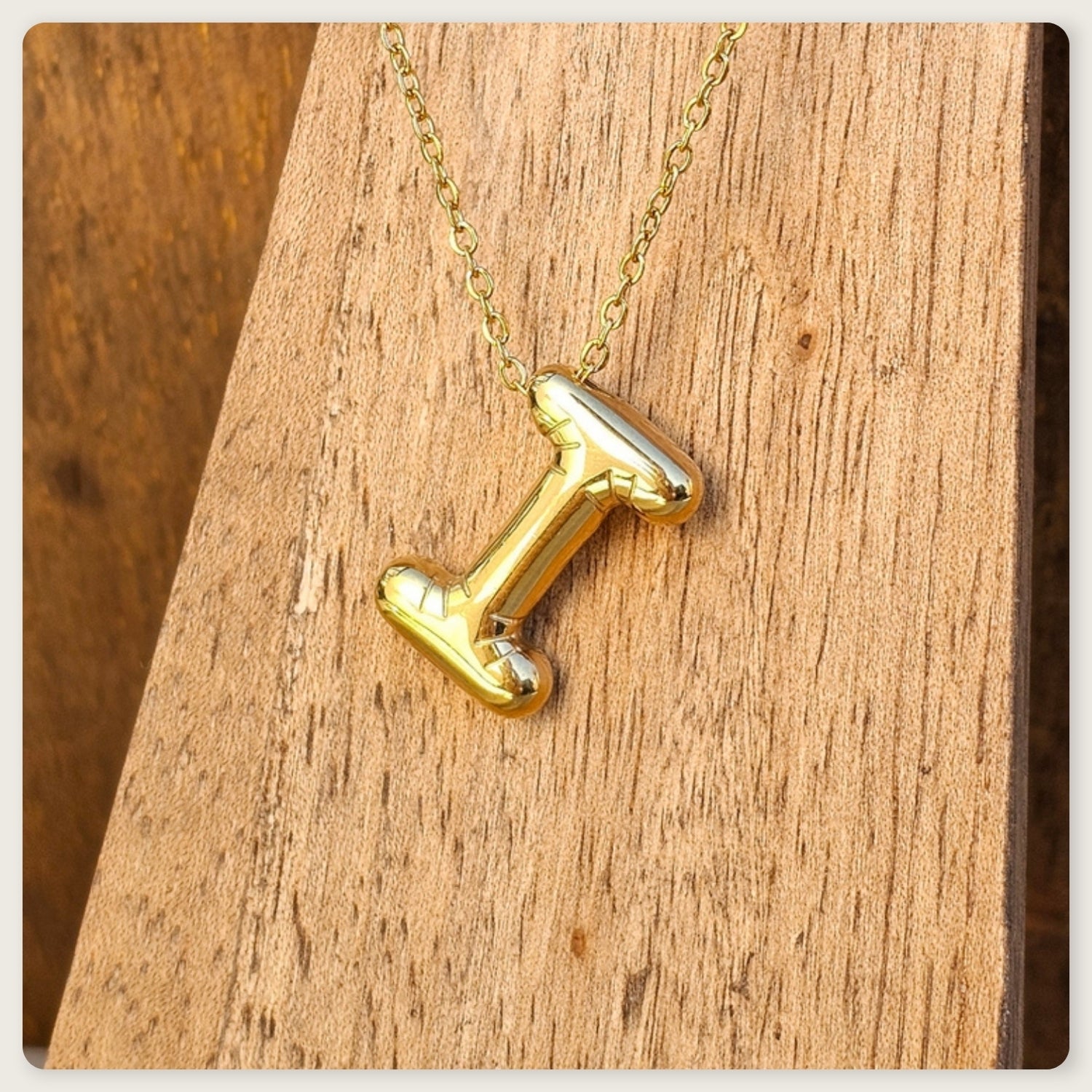 Seyso Initial Glow ketting met goudkleurige initial hanger van stainless steel, minimalistisch en waterproof