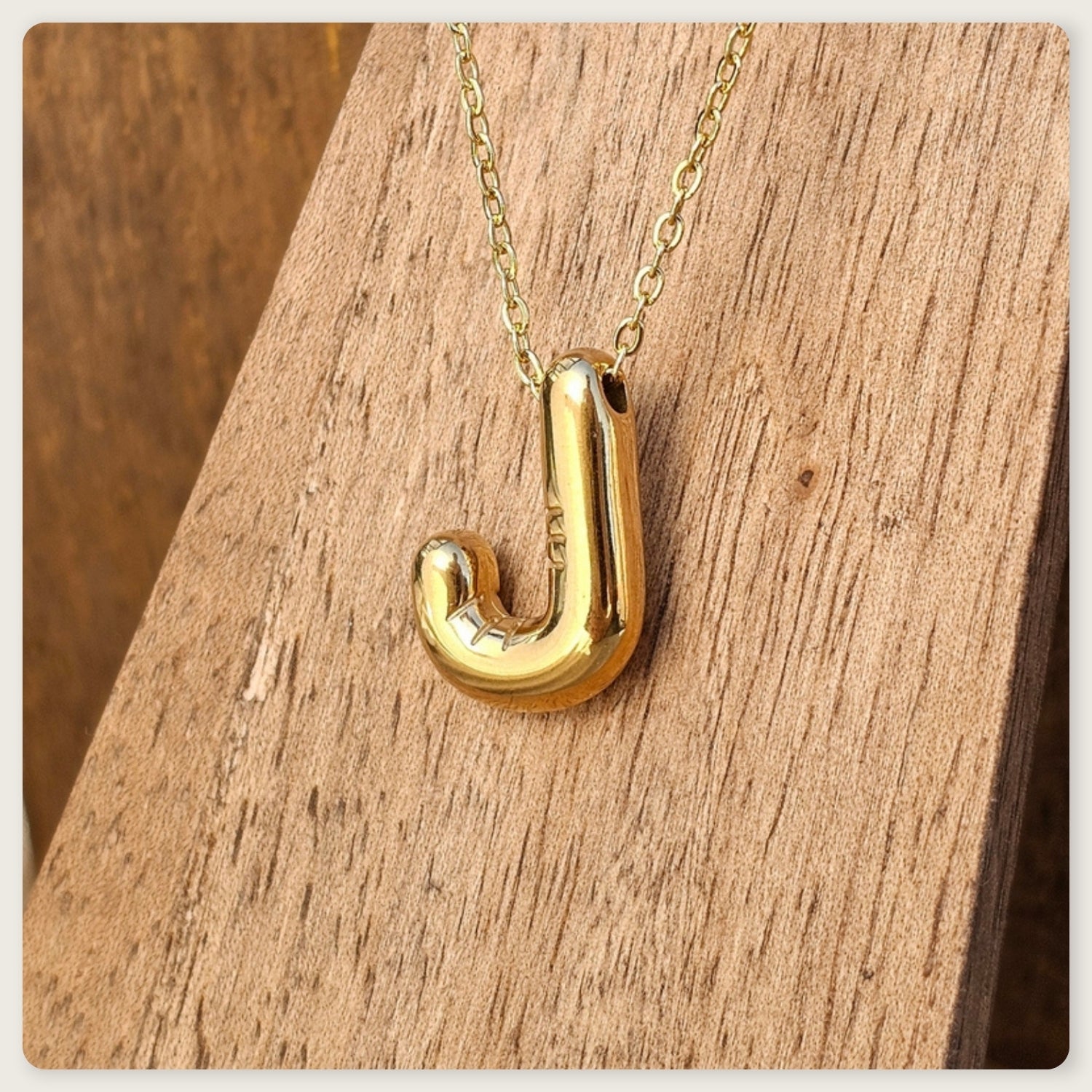 Seyso Initial Glow ketting met goudkleurige initial hanger van stainless steel, minimalistisch en waterproof