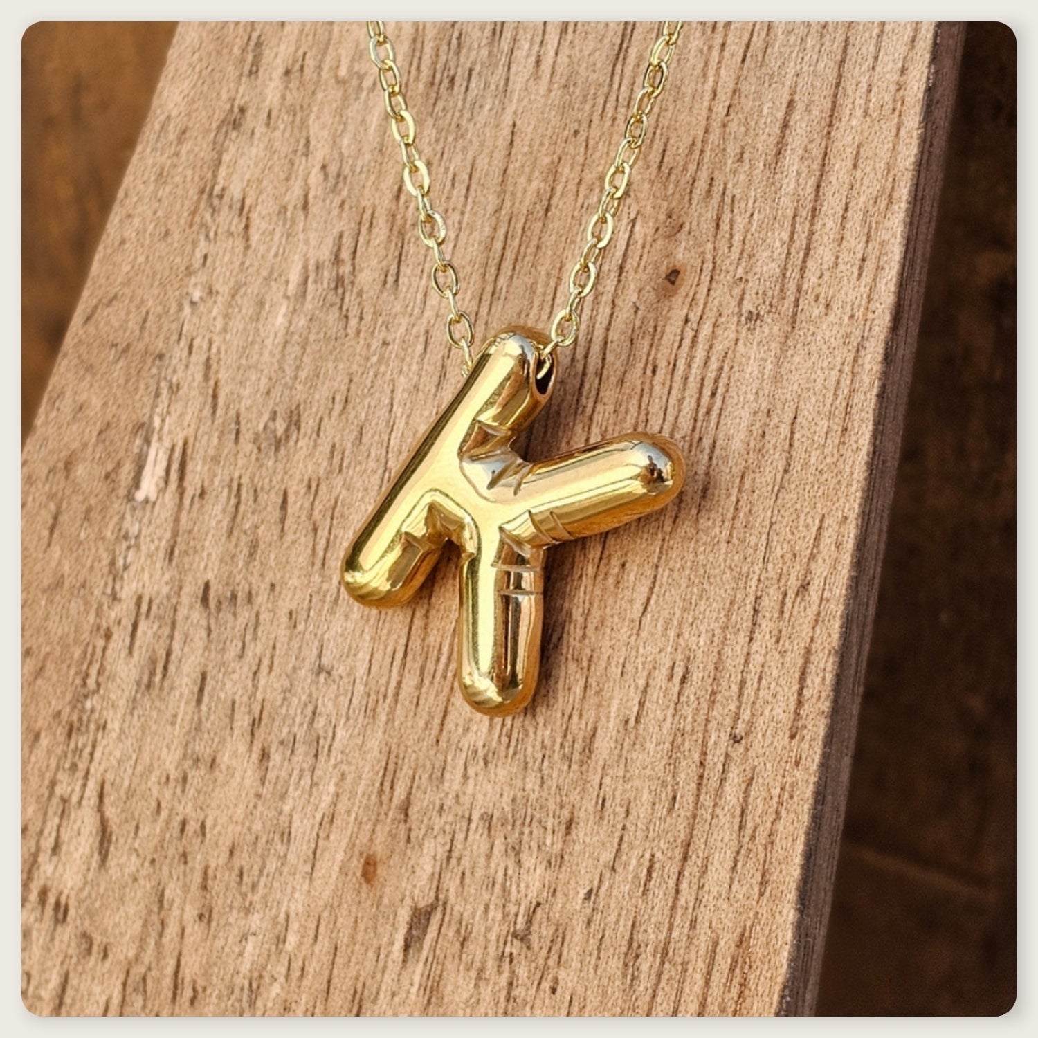 Seyso Initial Glow ketting met goudkleurige initial hanger van stainless steel, minimalistisch en waterproof