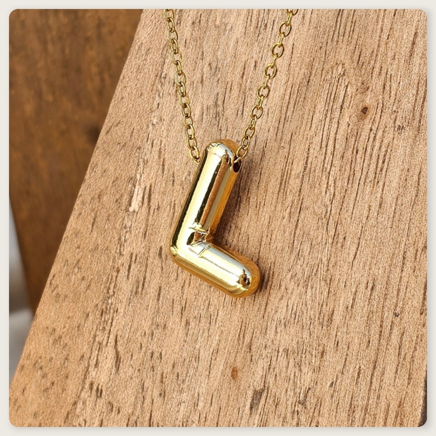 Seyso Initial Glow ketting met goudkleurige initial hanger van stainless steel, minimalistisch en waterproof