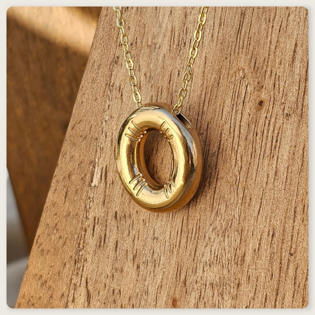 Seyso Initial Glow ketting met goudkleurige initial hanger van stainless steel, minimalistisch en waterproof