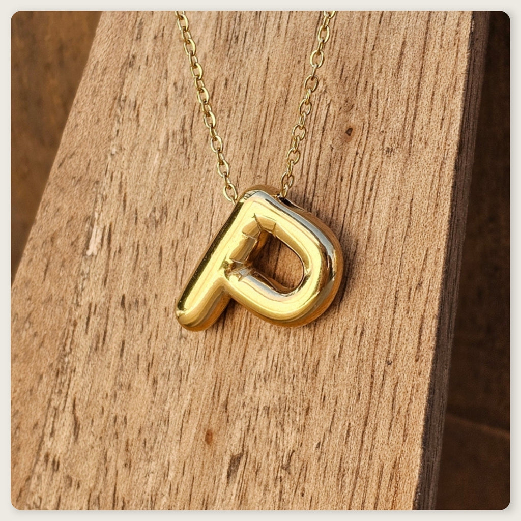 Seyso Initial Glow ketting met goudkleurige initial hanger van stainless steel, minimalistisch en waterproof