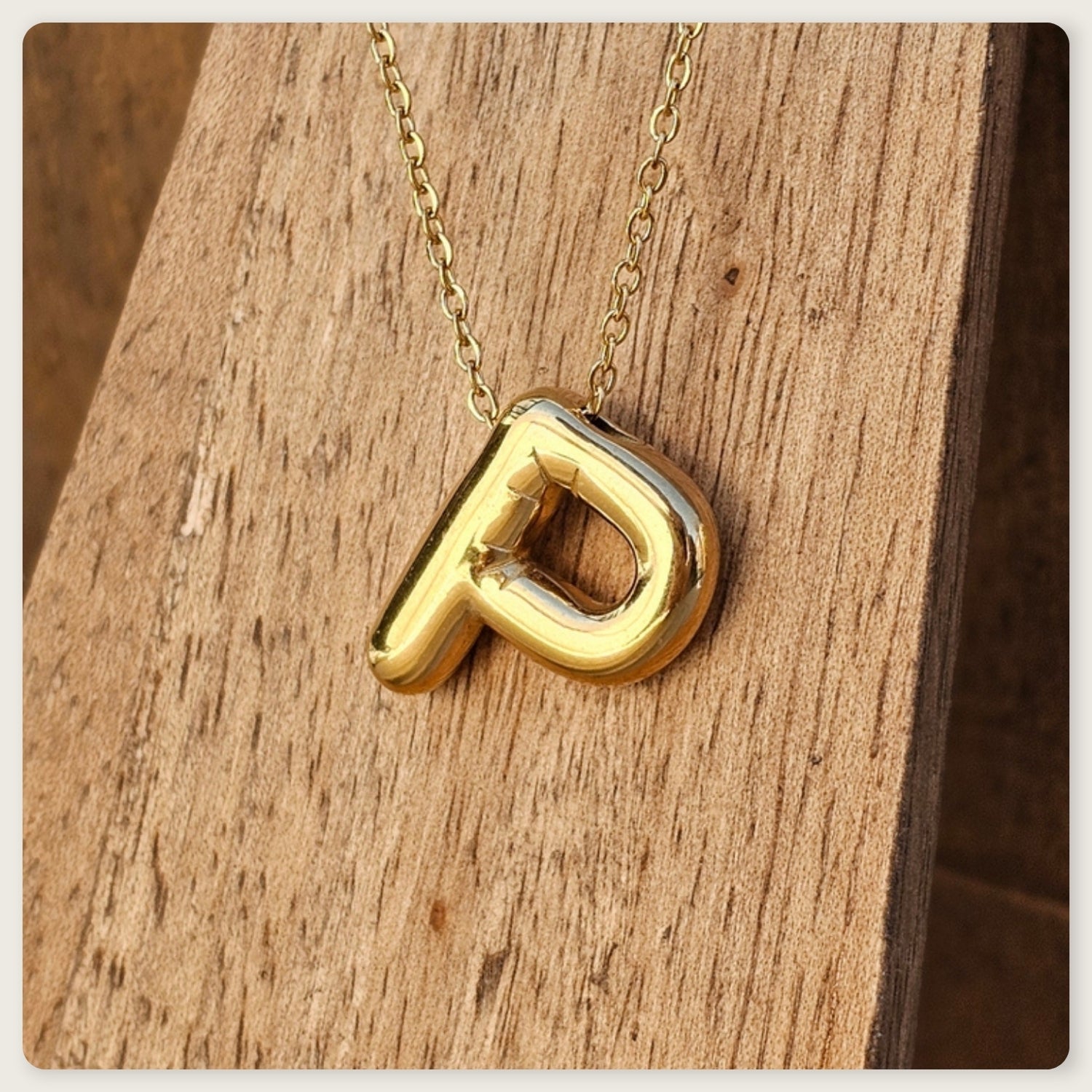 Seyso Initial Glow ketting met goudkleurige initial hanger van stainless steel, minimalistisch en waterproof