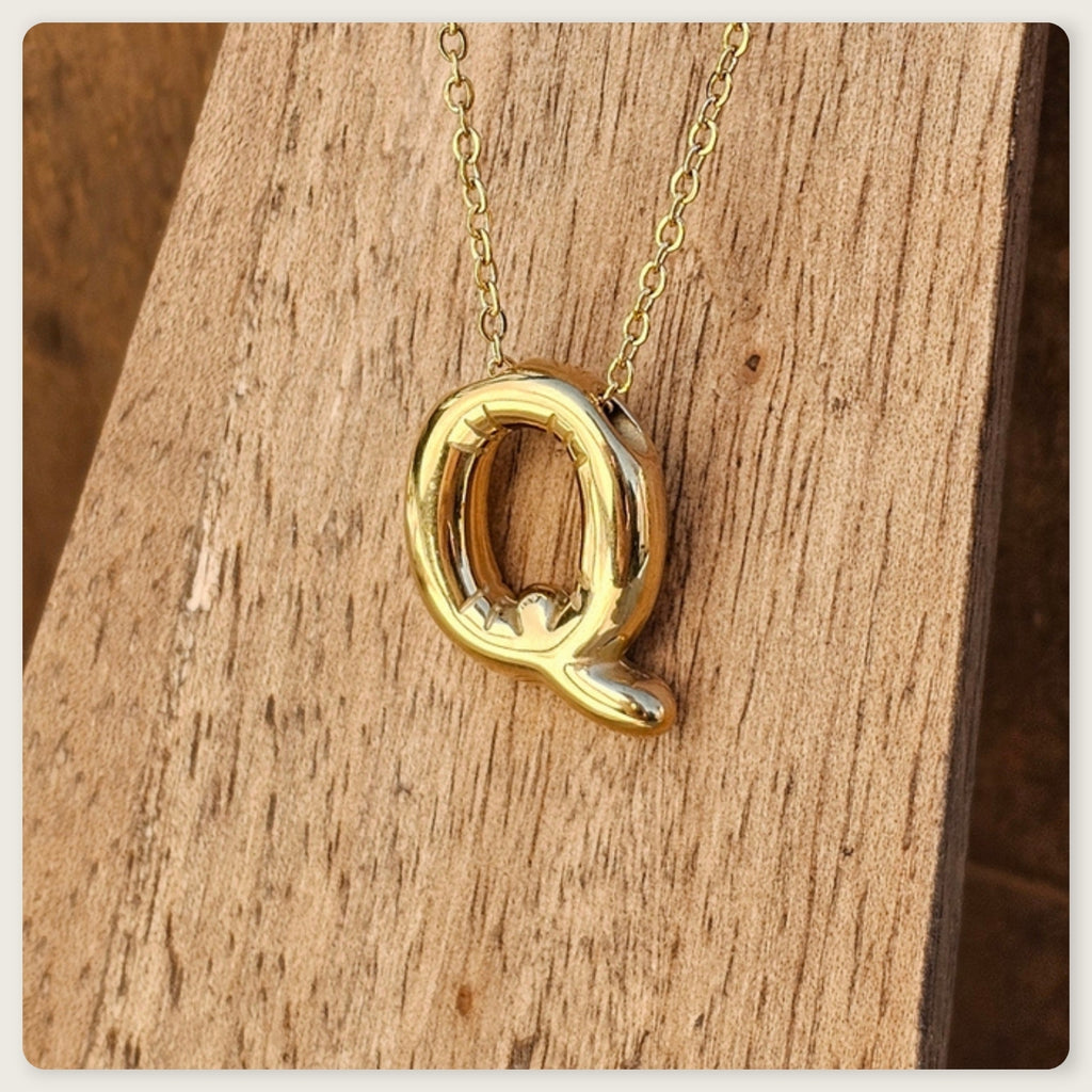 Seyso Initial Glow ketting met goudkleurige initial hanger van stainless steel, minimalistisch en waterproof