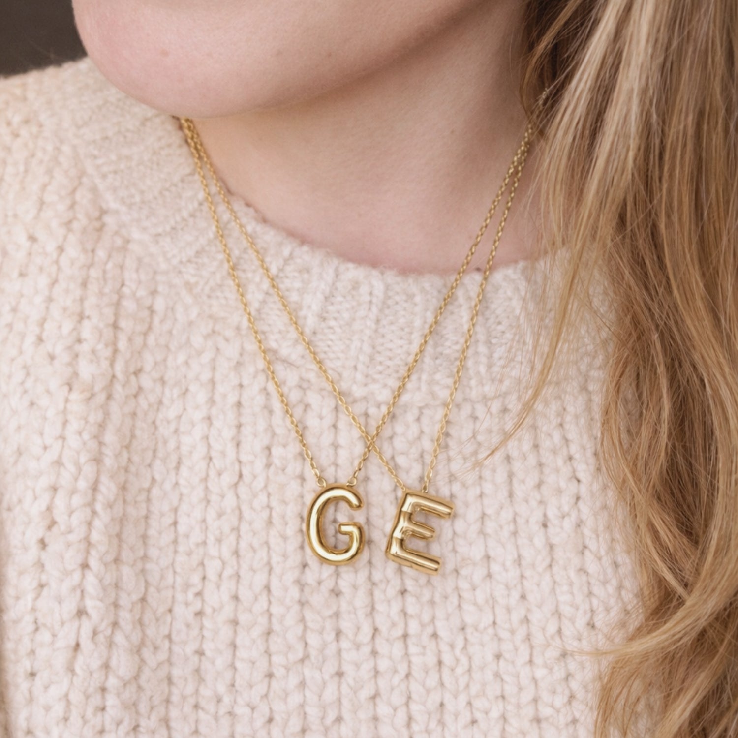 Seyso Initial Glow ketting met goudkleurige initial hanger van stainless steel, minimalistisch en waterproof