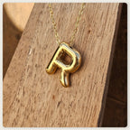 Seyso Initial Glow ketting met goudkleurige initial hanger van stainless steel, minimalistisch en waterproof