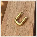 Seyso Initial Glow ketting met goudkleurige initial hanger van stainless steel, minimalistisch en waterproof