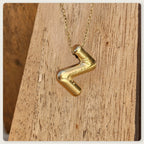Seyso Initial Glow ketting met goudkleurige initial hanger van stainless steel, minimalistisch en waterproof