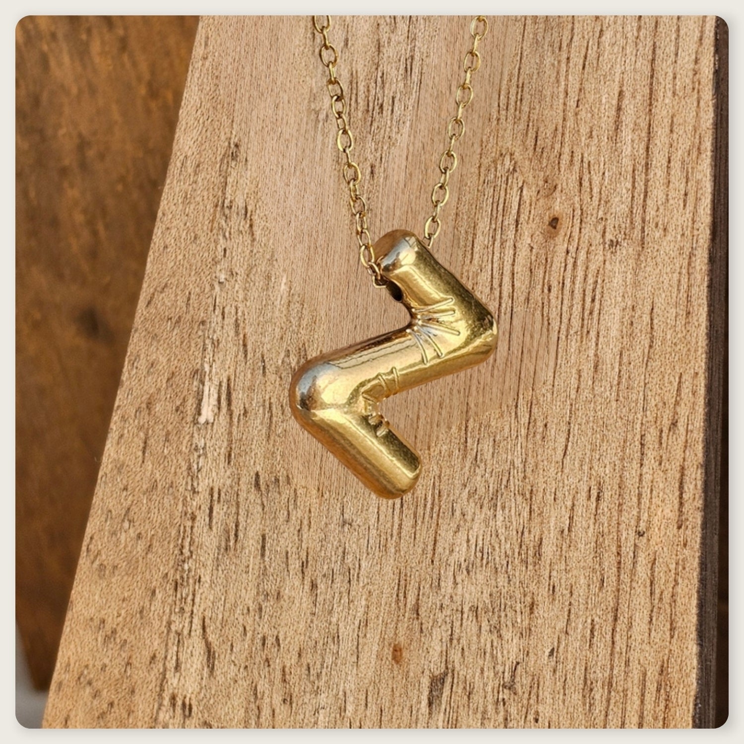 Seyso Initial Glow ketting met goudkleurige initial hanger van stainless steel, minimalistisch en waterproof