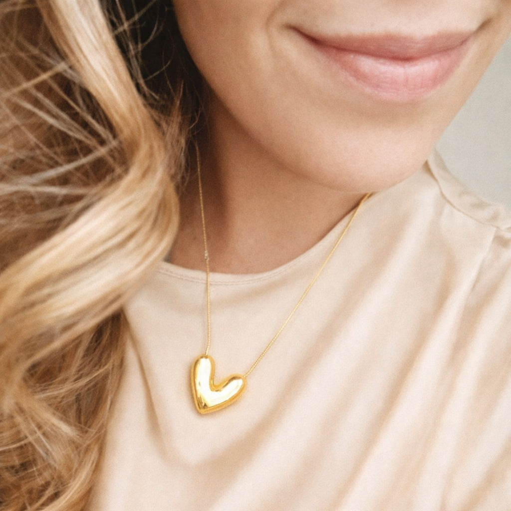 Goudkleurige stainless steel slangketting van 45 cm plus 5 cm met volle hartvormige hanger