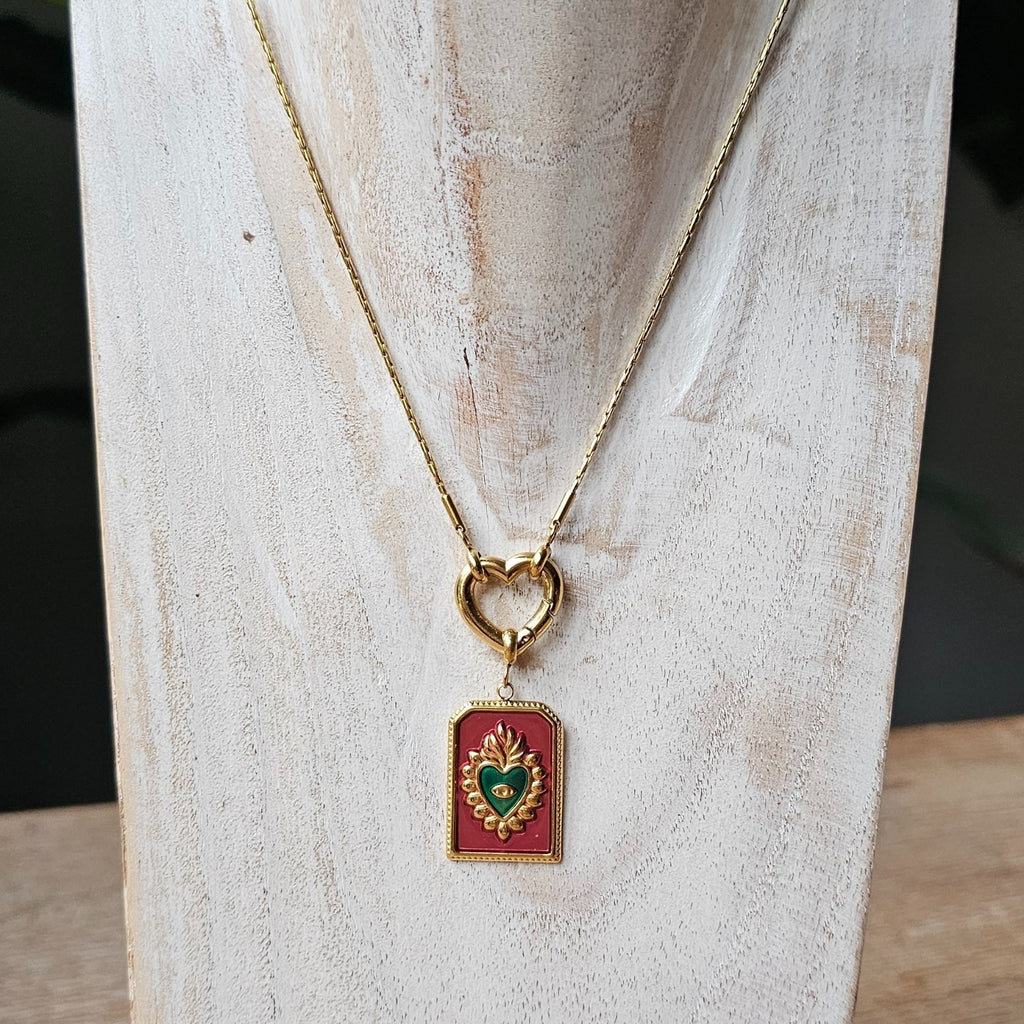 Seyso goudkleurige rechthoekige bedel met groen hart en rood emaille, verfijnd reliëfdesign met symbolisch oogdetail en RVS oogje