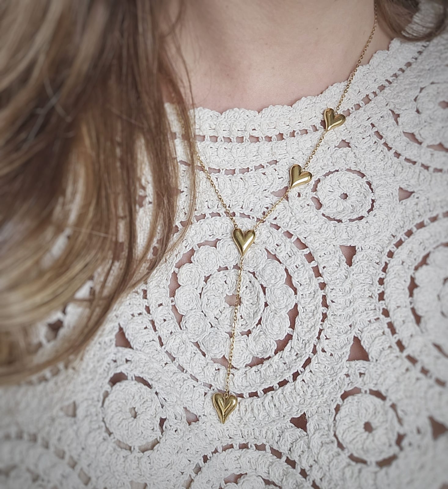 Goudkleurige stainless steel Y ketting met fijne schakels en meerdere hartdetails