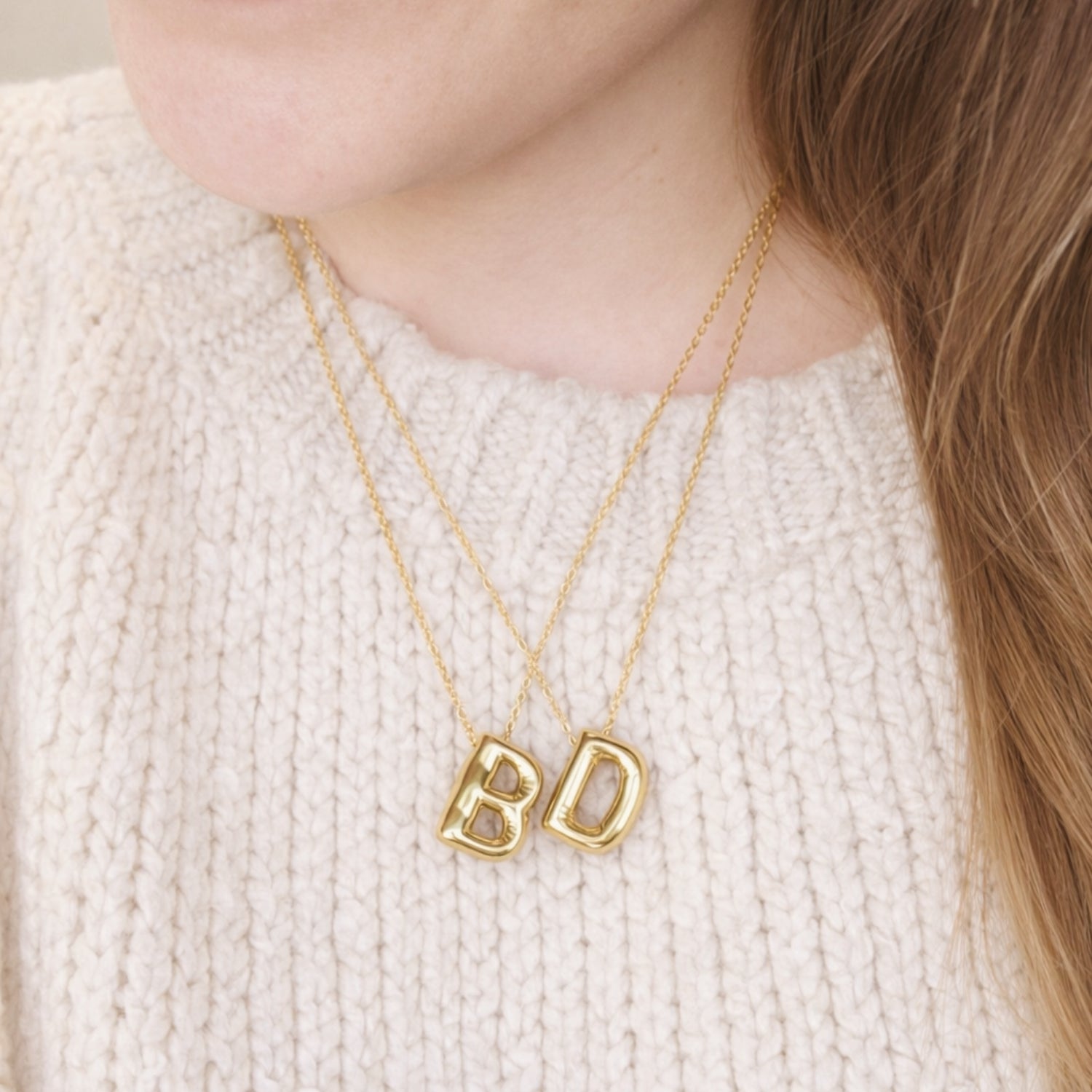 Seyso Initial Glow ketting met goudkleurige initial hanger van stainless steel, minimalistisch en waterproof