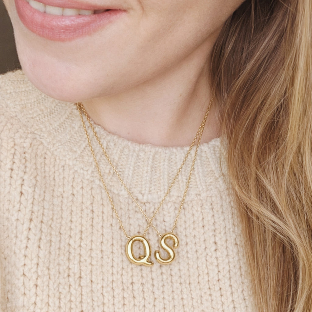 Seyso Initial Glow ketting met goudkleurige initial hanger van stainless steel, minimalistisch en waterproof