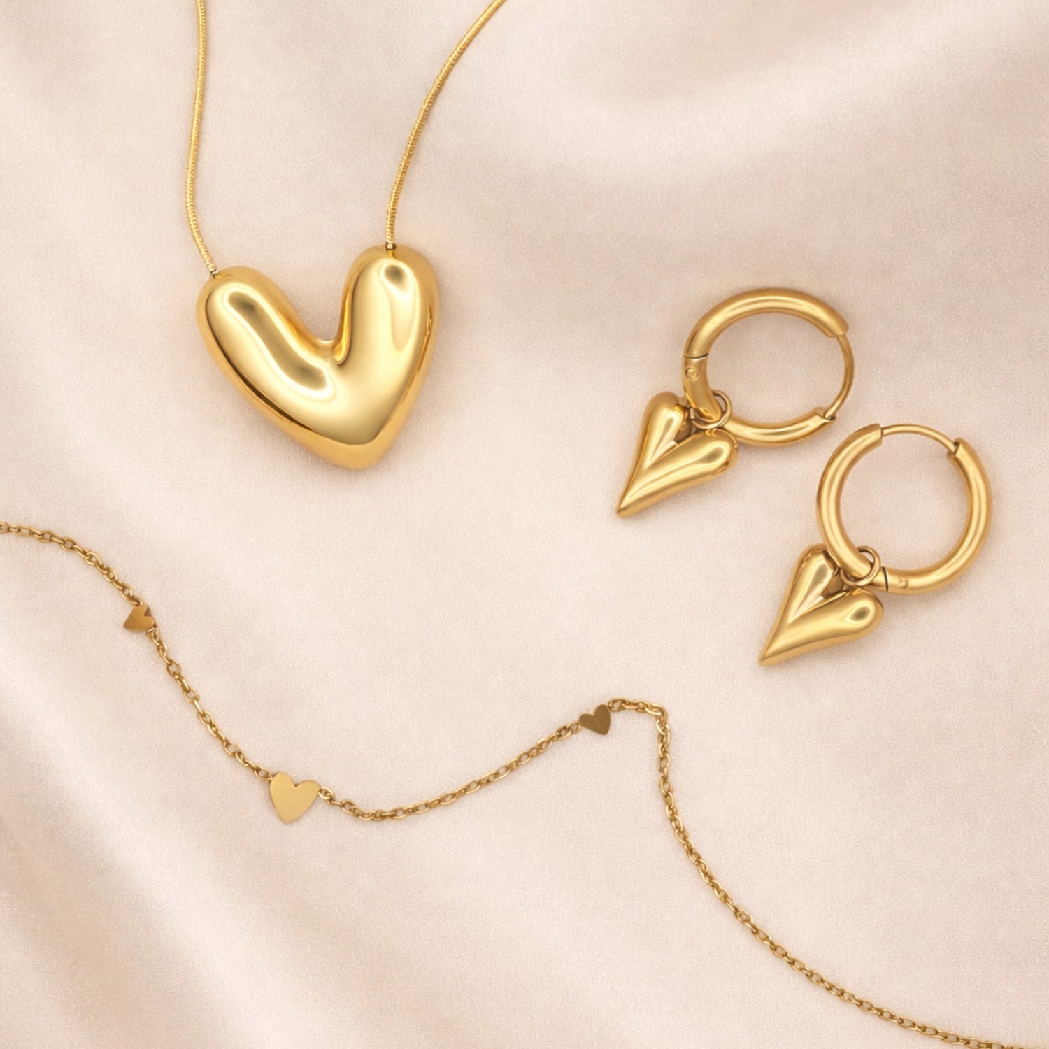 Goudkleurige stainless steel slangketting van 45 cm plus 5 cm met volle hartvormige hanger