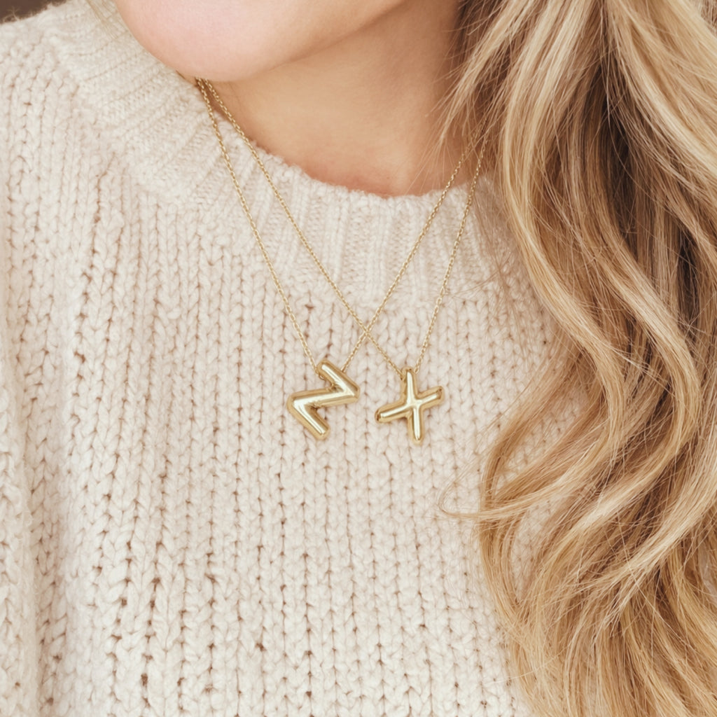 Seyso Initial Glow ketting met goudkleurige initial hanger van stainless steel, minimalistisch en waterproof