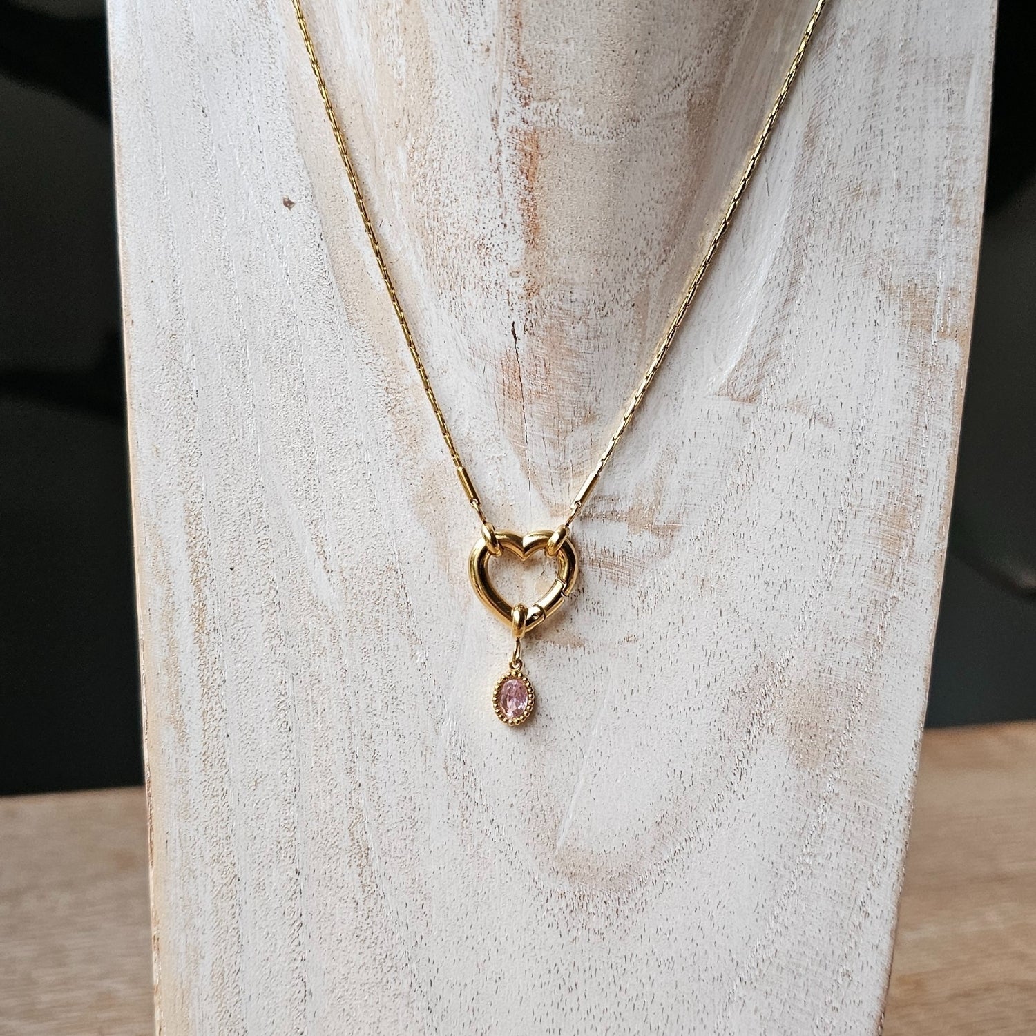 Seyso Lily Magenta stainless steel bedeltje uit Design Your Own collectie