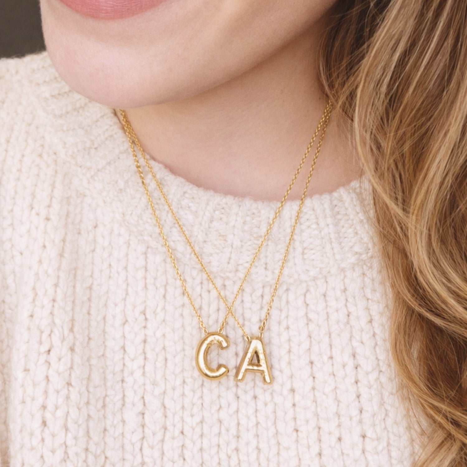 Seyso Initial Glow ketting met goudkleurige initial hanger van stainless steel, minimalistisch en waterproof