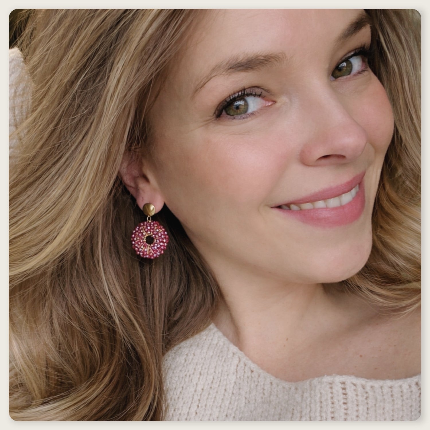 Seyso Bruine statement oorbellen met ronde vorm en kralen. Gemaakt van Zinklegering in verguld goud. Om iedere dag te dragen