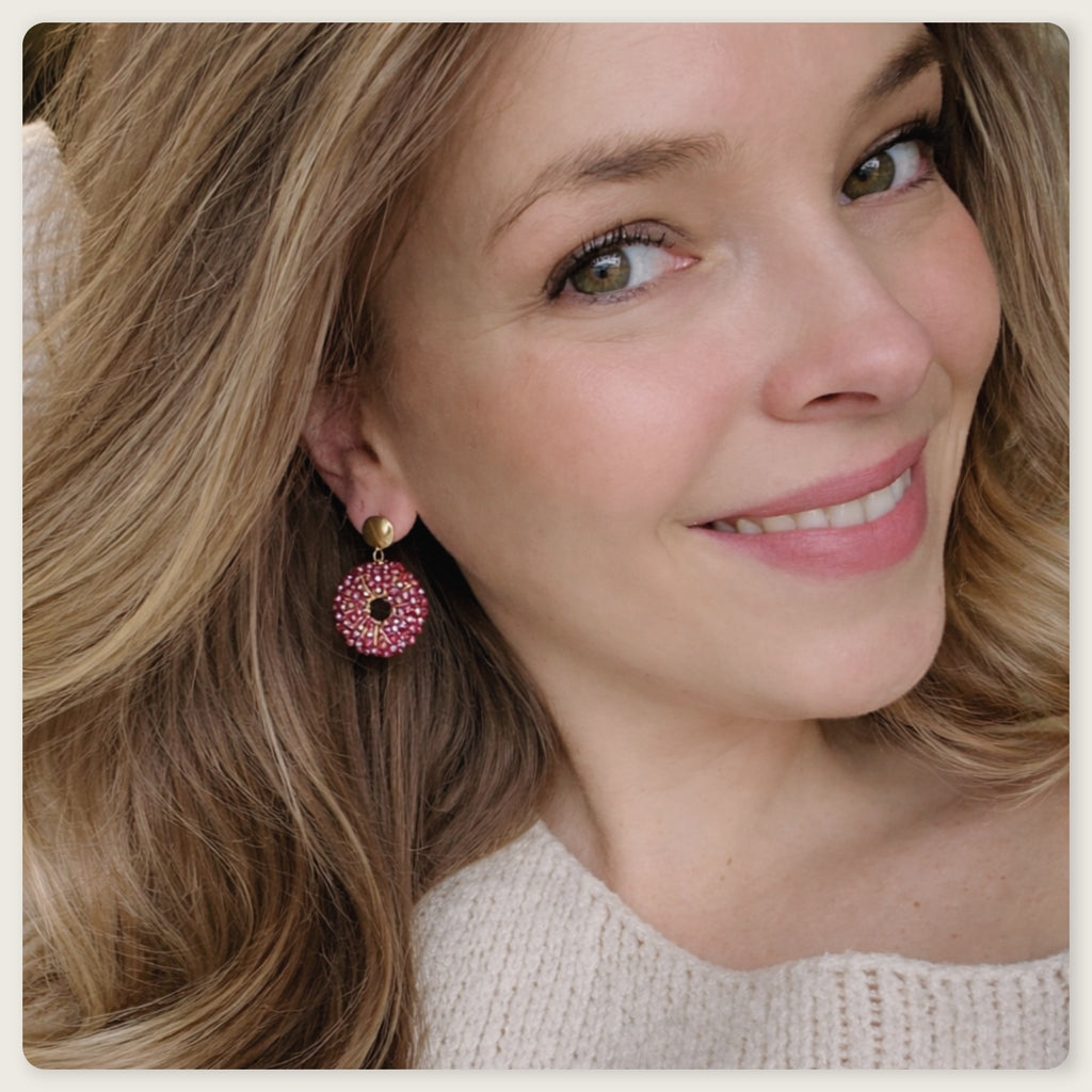 Bordeau rood paarse statement oorbellen met ronde vorm, handgeregen kralen en goudkleurige details