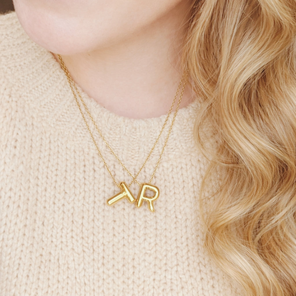 Seyso Initial Glow ketting met goudkleurige initial hanger van stainless steel, minimalistisch en waterproof