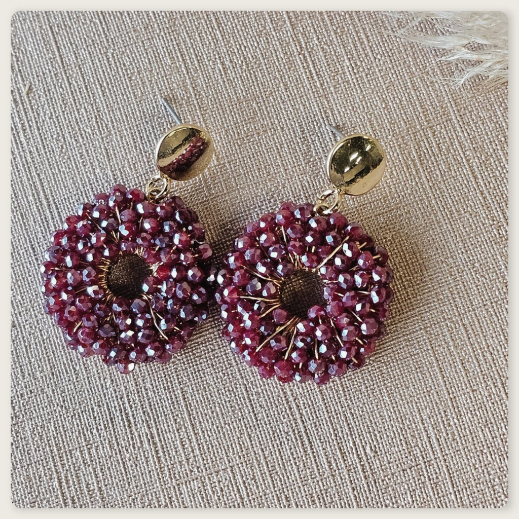 Bordeau rood paarse statement oorbellen met ronde vorm, handgeregen kralen en goudkleurige details