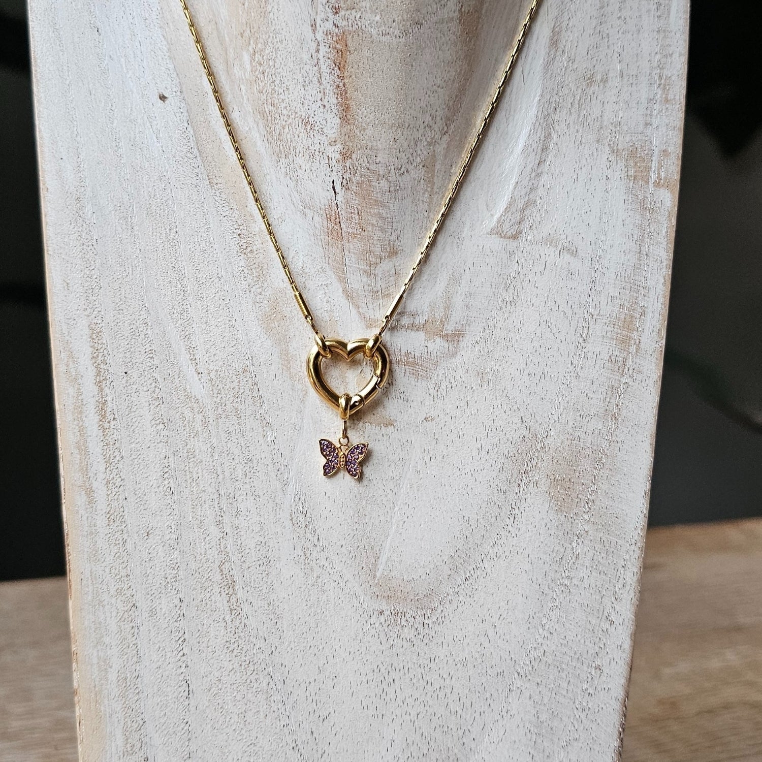 Seyso goudkleurige vlinder bedel met paarse steentjes, fijn vlinderdetail en RVS oogje voor persoonlijke sieraden