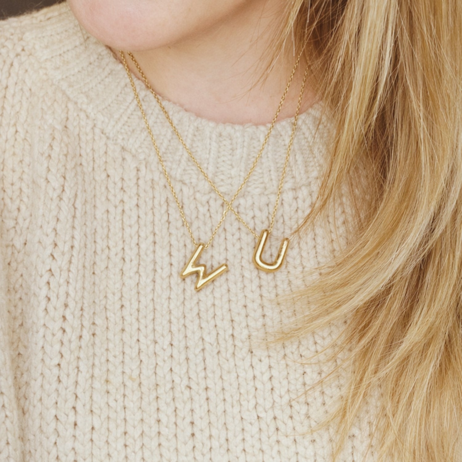 Seyso Initial Glow ketting met goudkleurige initial hanger van stainless steel, minimalistisch en waterproof