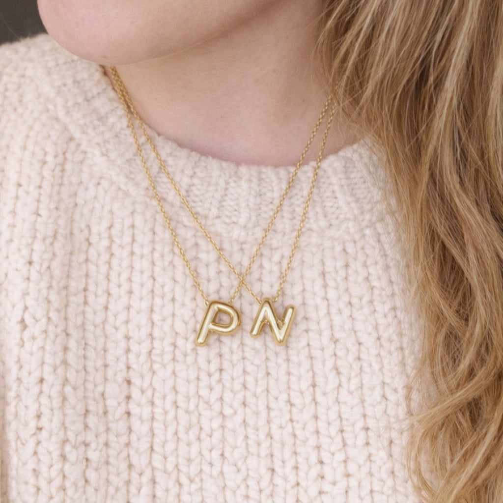 Seyso Initial Glow ketting met goudkleurige initial hanger van stainless steel, minimalistisch en waterproof