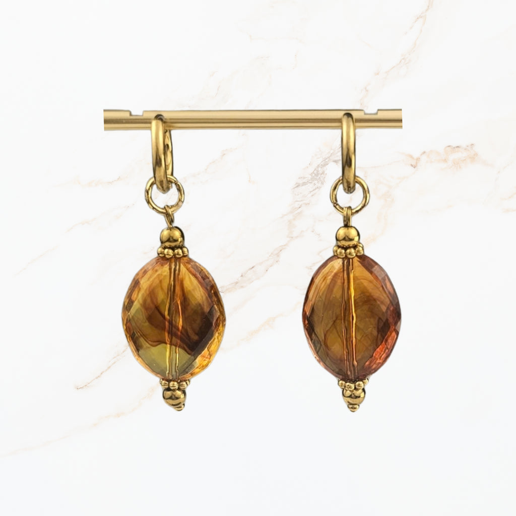 Elegante amberkleurige hangoorbellen met transparante cognacbruine facetkralen en goudkleurige oorhaken. Stijlvolle herfst sieraden van Seyso.