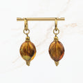 Elegante amberkleurige hangoorbellen met transparante cognacbruine facetkralen en goudkleurige oorhaken. Stijlvolle herfst sieraden van Seyso.