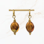 Elegante amberkleurige hangoorbellen met transparante cognacbruine facetkralen en goudkleurige oorhaken. Stijlvolle herfst sieraden van Seyso.