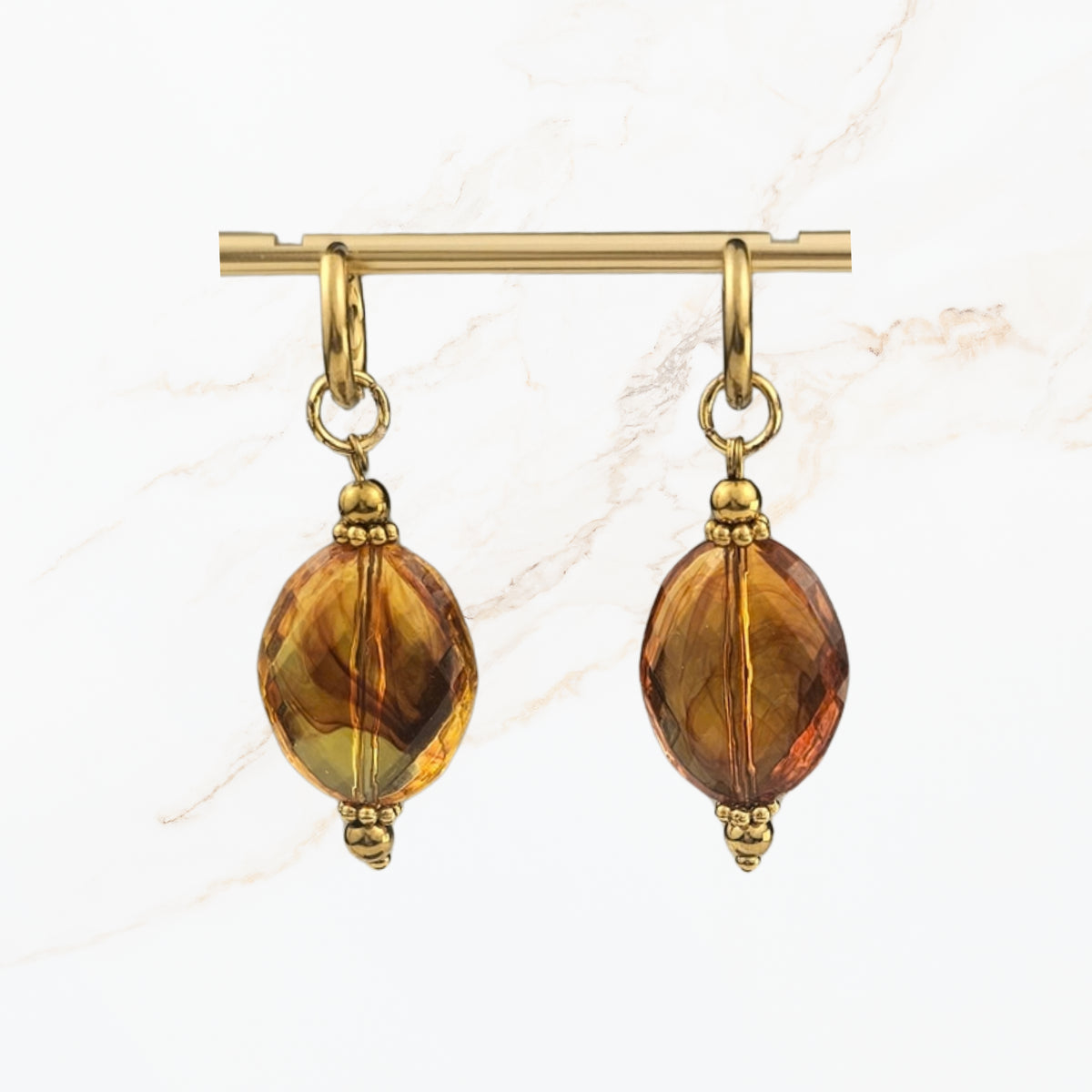 Elegante amberkleurige hangoorbellen met transparante cognacbruine facetkralen en goudkleurige oorhaken. Stijlvolle herfst sieraden van Seyso.