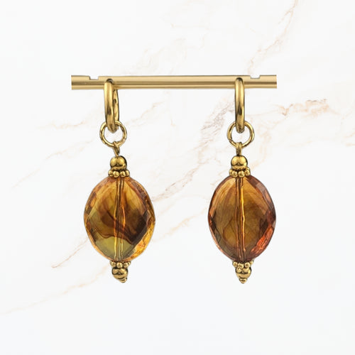 Elegante amberkleurige hangoorbellen met transparante cognacbruine facetkralen en goudkleurige oorhaken. Stijlvolle herfst sieraden van Seyso.
