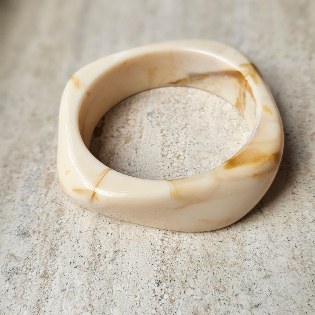 Brede crème dames armband om te combineren met meerdere grote armbanden