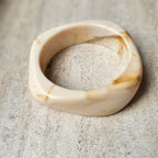 Brede crème dames armband om te combineren met meerdere grote armbanden