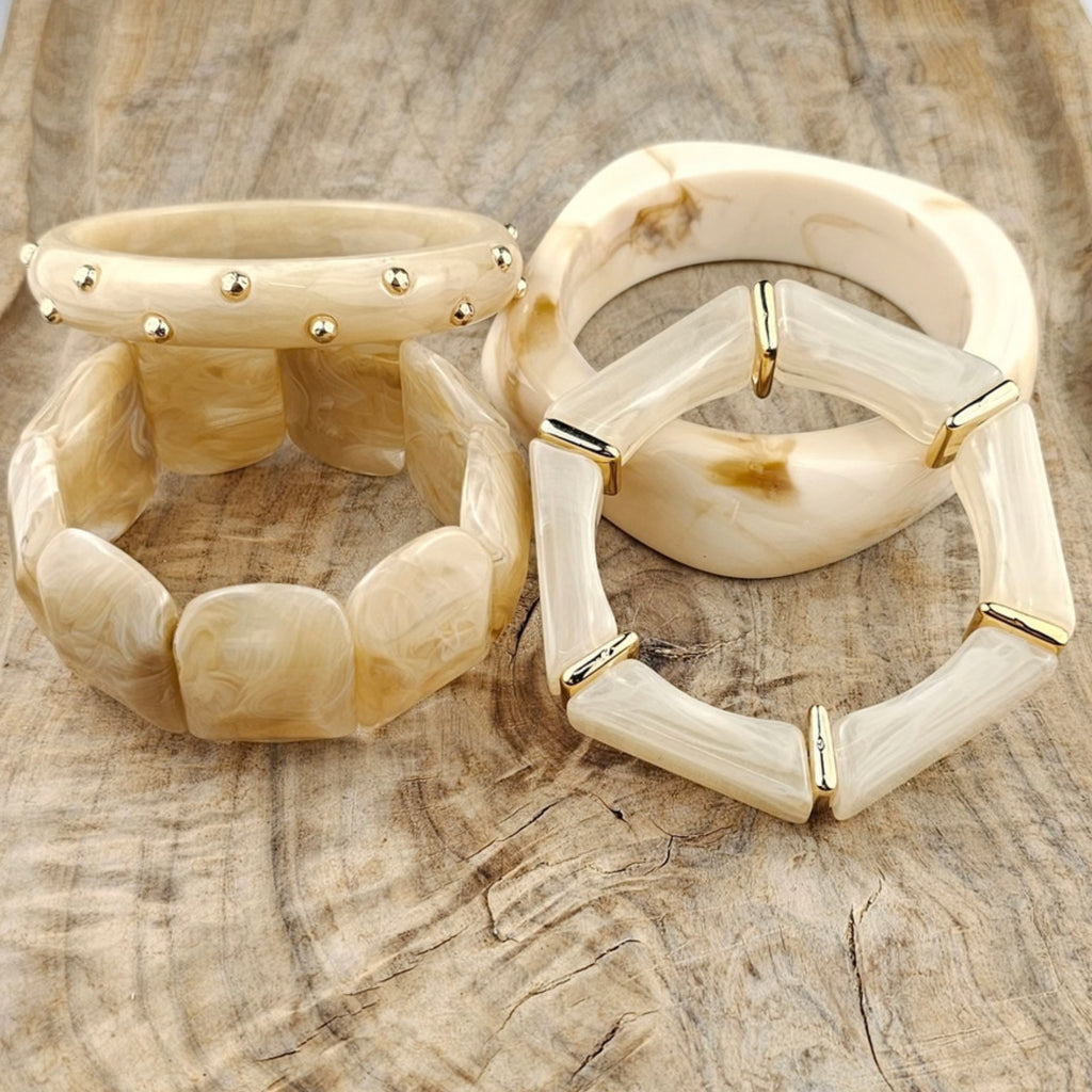 Elastische beige en gouden armband als stijlvol cadeau voor haar