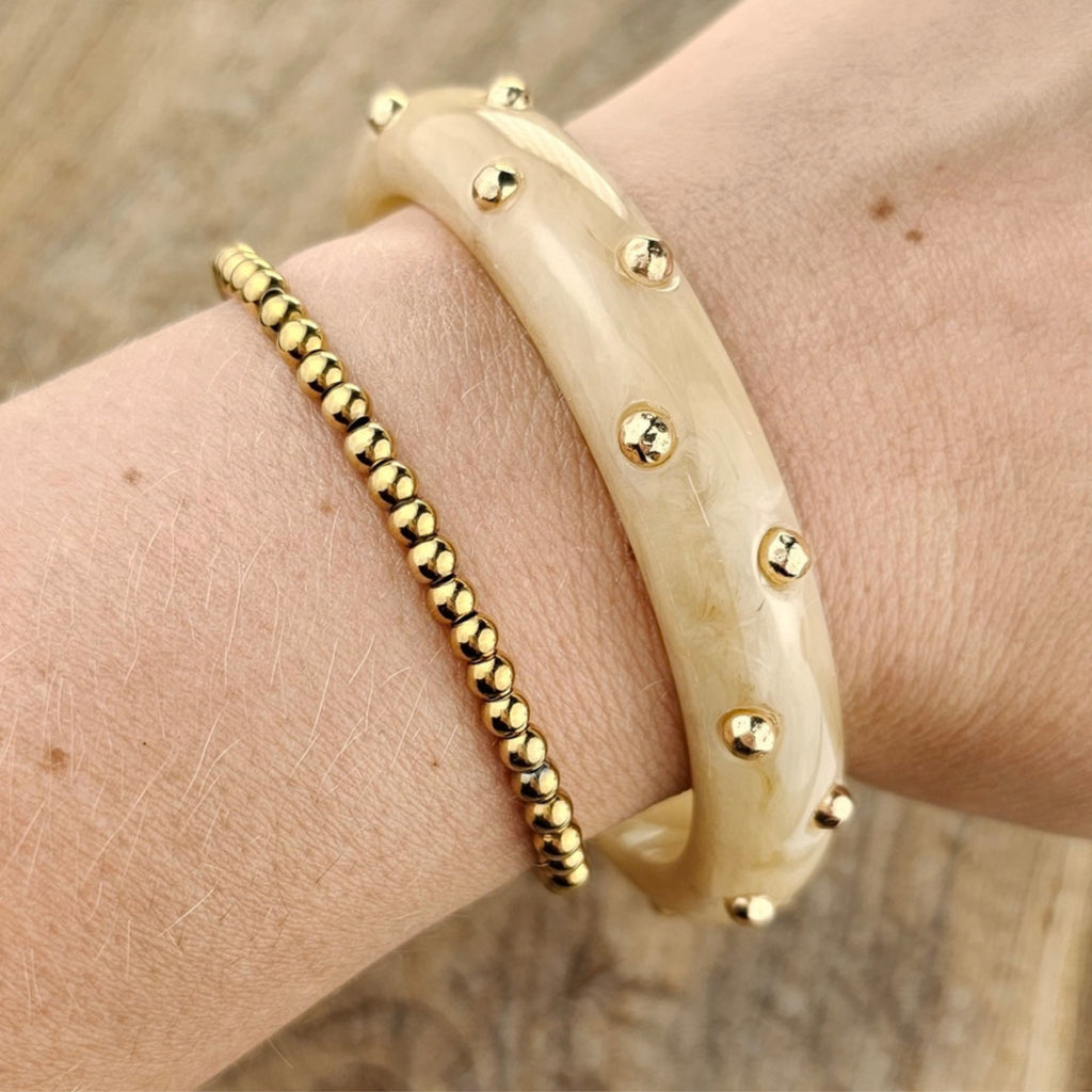 Seyso crème statement bangle voor dames met ronde goudkleurige studs