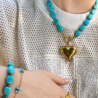 Turquoise blauwe kralen ketting met goudkleurige bedel