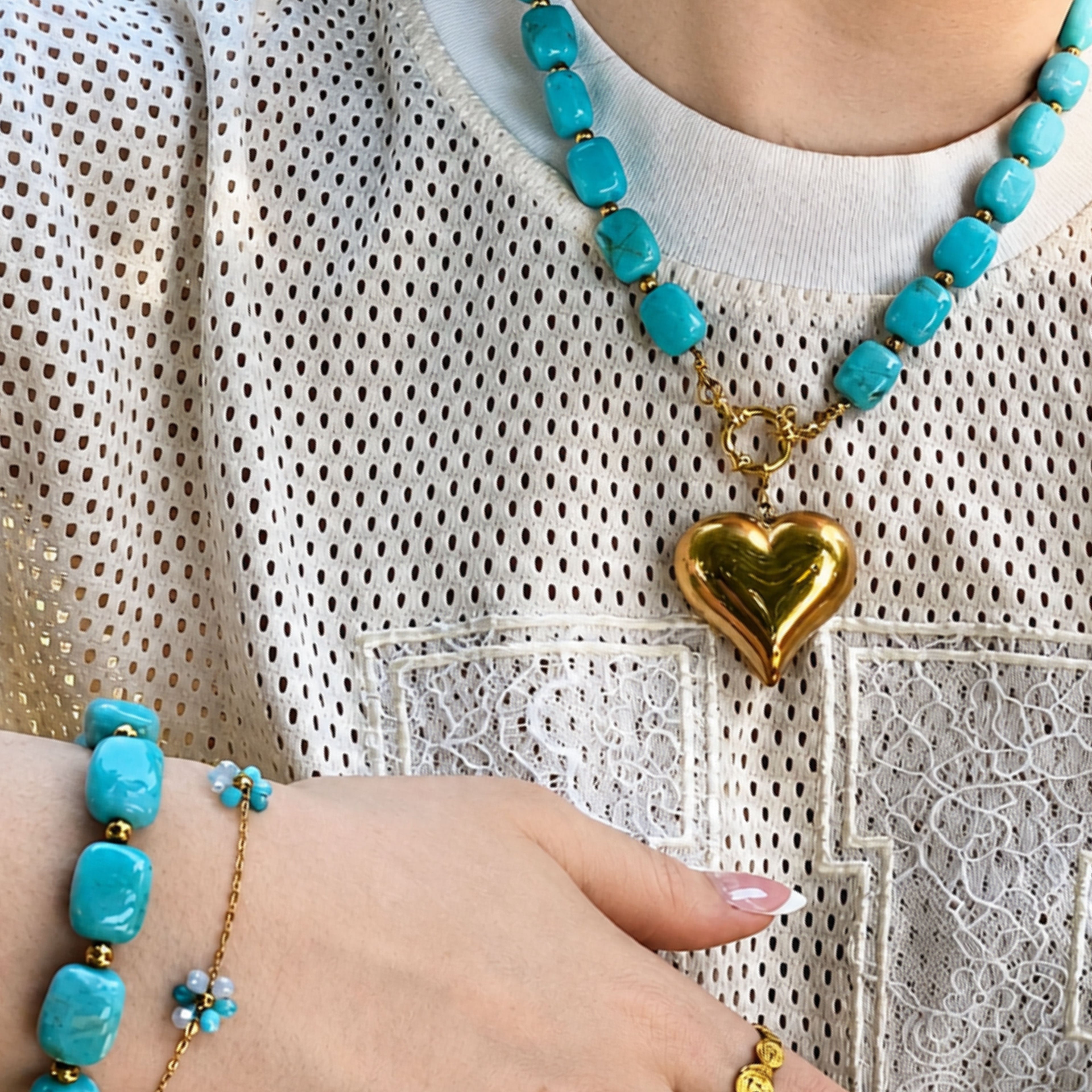 Licht blauwe kralen ketting met goudkleurige bedel