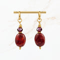 Elegante bordeaux rode oorbellen met glanzende ovale hangers, paarse kristallen en goudkleurige details. Trendy dames sieraden van Seyso.