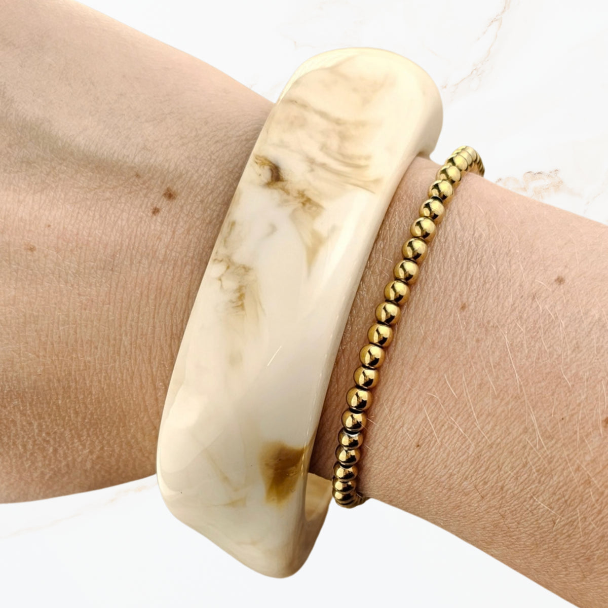 Grove crème bangle statement armband voor dames met beige marmerlook